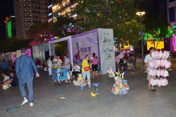 Hình ảnh chưa đẹp tại Lễ hội Áo dài TP.HCM - Anh 2