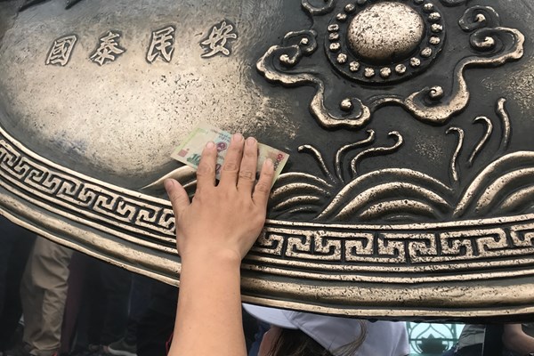 Ứng xử lệch chuẩn trong lễ hội: Tuyên truyền có là giải pháp duy nhất? - Anh 1
