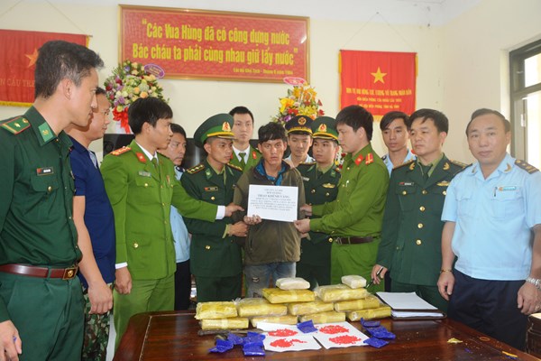 Hà Tĩnh: Bắt quả tang đối tượng cắt rừng vận chuyển 60.000 viên ma túy - Anh 3