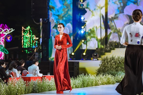 Nhà thiết kế dân tộc Tày trình diễn bộ sưu tập “Nụ cười của nắng” - Anh 2