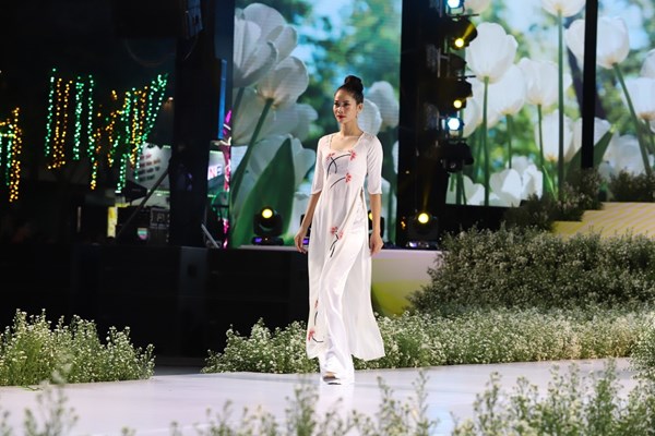 Nhà thiết kế dân tộc Tày trình diễn bộ sưu tập “Nụ cười của nắng” - Anh 3