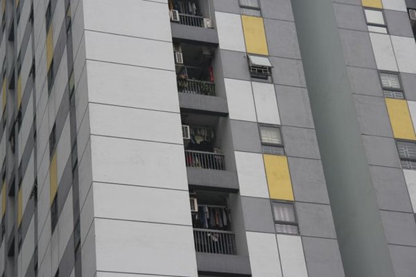 Trẻ nhỏ rơi từ cửa sổ chung cư - chuyện đau lòng bao giờ mới chấm dứt? - Anh 2