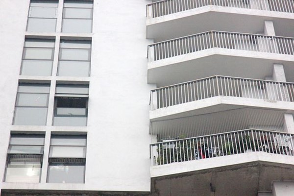 Trẻ nhỏ rơi từ cửa sổ chung cư - chuyện đau lòng bao giờ mới chấm dứt? - Anh 3