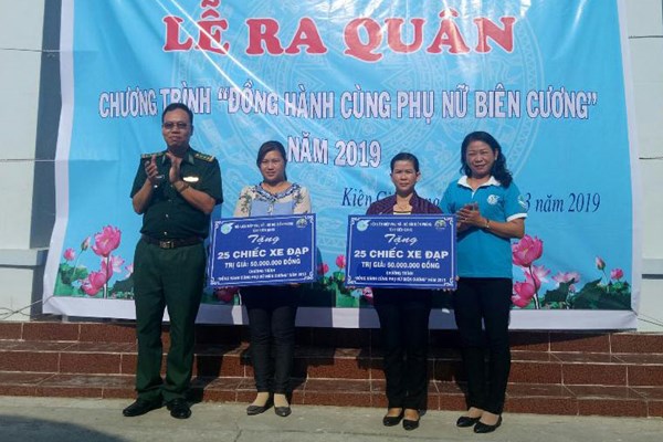 Hơn 1 tỷ đồng cho chương trình “Đồng hành cùng phụ nữ biên cương” - Anh 1