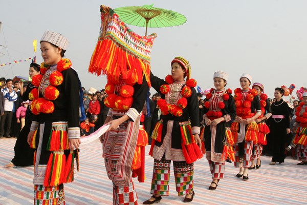Bảo tồn, phát huy trang phục truyền thống các DTTS: Đừng để “nét riêng” các dân tộc mất đi theo người già - Anh 1