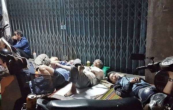 Cám cảnh phụ huynh thức “trắng đêm” chờ nộp hồ sơ vào trường mầm non cho con - Anh 1