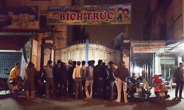 Cám cảnh phụ huynh thức “trắng đêm” chờ nộp hồ sơ vào trường mầm non cho con - Anh 2