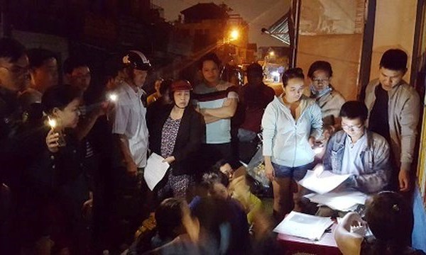 Cám cảnh phụ huynh thức “trắng đêm” chờ nộp hồ sơ vào trường mầm non cho con - Anh 3