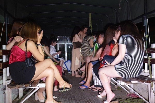 Phát hiện gần 40 đối tượng dương tính với ma túy ở quán karaoke - Anh 1