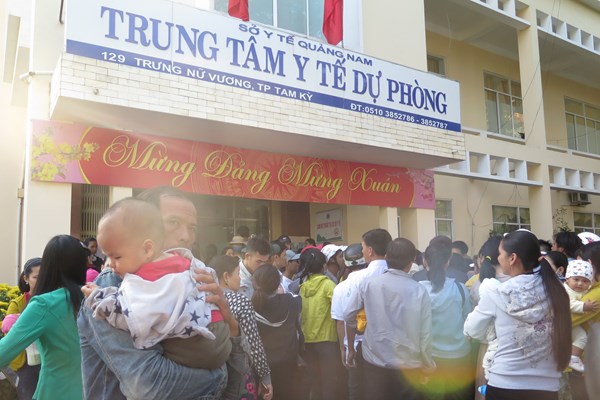 Quảng Nam: Mỏi mệt chờ tiêm chủng cho trẻ nhỏ - Anh 1