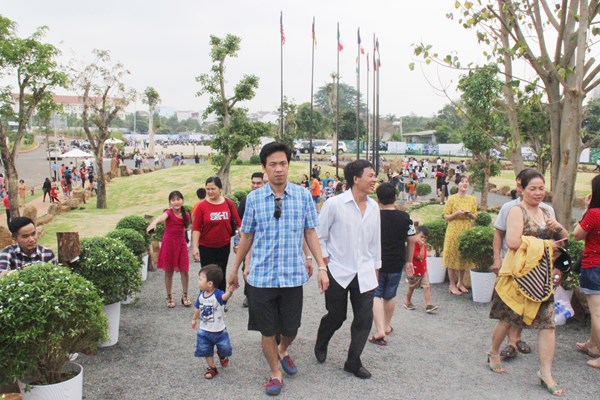 Hàng vạn lượt du khách đến với “Thủ phủ cà phê Tây Nguyên” - Anh 1