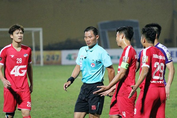 Mạnh tay với trọng tài - Anh 1
