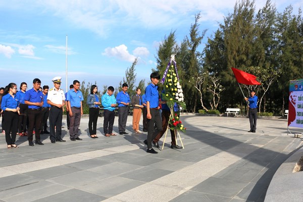 Nhìn tượng đài uy nghi, lòng ấm áp hơn nhiều - Anh 2
