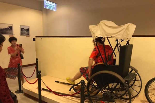 Khách tham quan vô tư chồm lên hiện vật chụp ảnh: Bảo tàng Đà Nẵng 