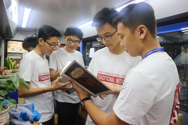 Đi tìm dòng văn học cho tuổi “dễ nổi loạn” - Anh 1