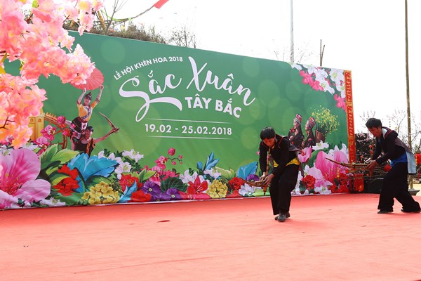 Mùa đỗ quyên về, lên Fansipan trẩy hội, ngắm hoa - Anh 8