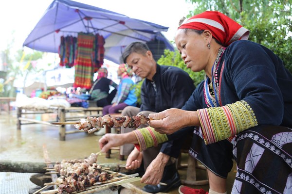 Mùa đỗ quyên về, lên Fansipan trẩy hội, ngắm hoa - Anh 12