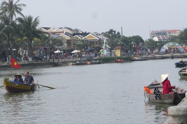 Nguy cơ “loạn” ghe vận chuyển khách trên sông Hoài - Anh 1