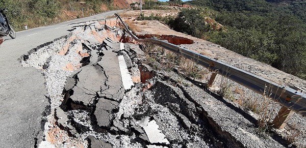 Đầu tư hơn 540 tỉ đồng đường tránh đèo Măng Rơi (Kon Tum): Xuất hiện nhiều “hố tử thần” là do thiên tai? - Anh 1