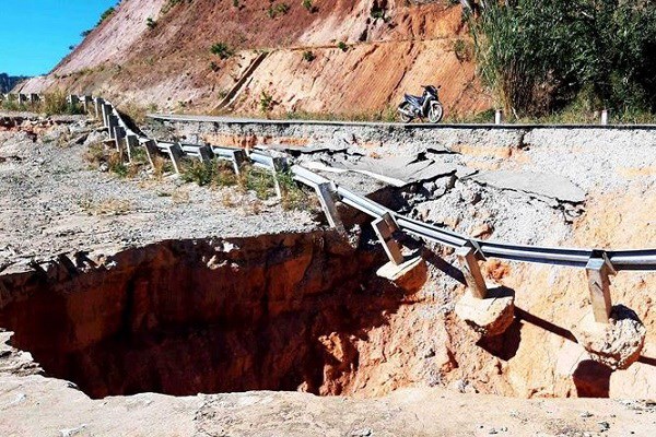 Đầu tư hơn 540 tỉ đồng đường tránh đèo Măng Rơi (Kon Tum): Xuất hiện nhiều “hố tử thần” là do thiên tai? - Anh 2