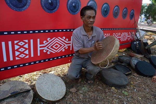 Trăn trở nghề đúc cồng chiêng Tây Nguyên - Anh 1