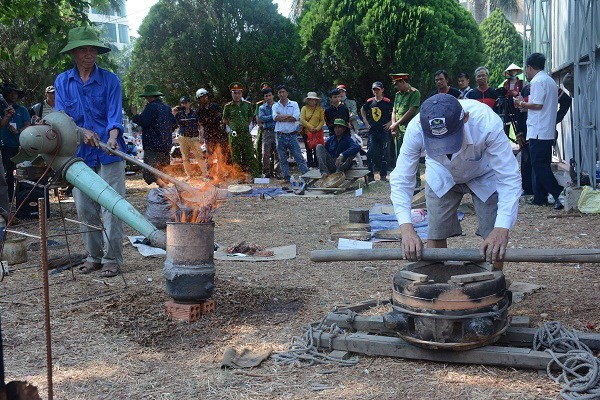 Trăn trở nghề đúc cồng chiêng Tây Nguyên - Anh 2