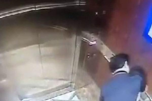 Đã xác định danh tính kẻ sàm sỡ bé gái trong thang máy chung cư - Anh 1