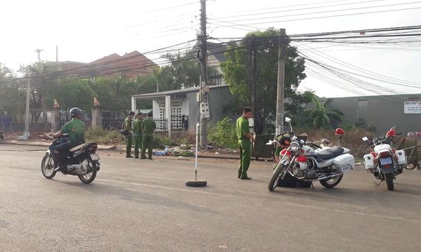 Con gái mang thi thể mẹ nuôi bỏ ở bãi tập kết rác - Anh 1