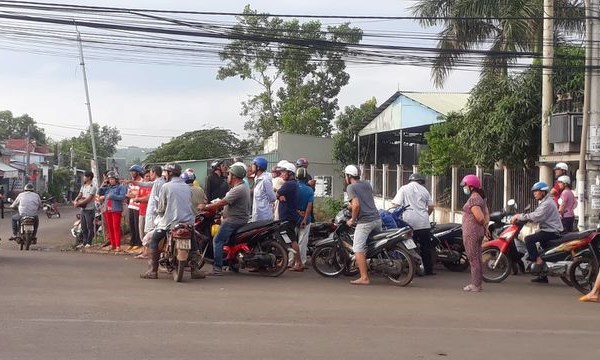 Con gái mang thi thể mẹ nuôi bỏ ở bãi tập kết rác - Anh 2