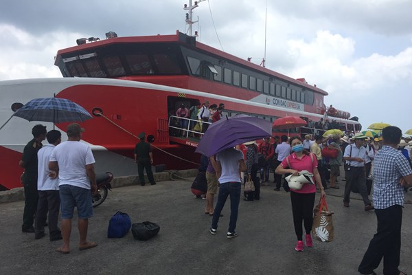 Về thông tin thu phí du khách đến huyện đảo Côn Đảo ( Bà Rịa – Vũng Tàu): Thu phí để du khách có trách nhiệm hơn (?!) - Anh 1