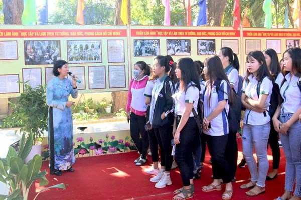 Triển lãm ảnh Học tập và làm theo gương Bác - Anh 1