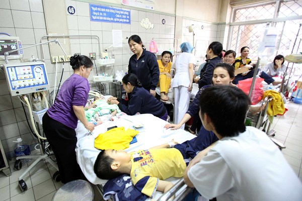 Bệnh viện thu phí người nhà chăm sóc bệnh nhân: Trái quy định, ai xử lý? - Anh 1