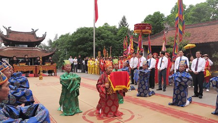 Dâng hương Đức Quốc Tổ Lạc Long Quân và Tổ Mẫu Âu Cơ - Anh 1