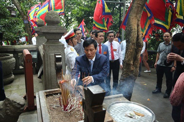 Lễ dâng hương tưởng nhớ các Vua Hùng - Anh 9