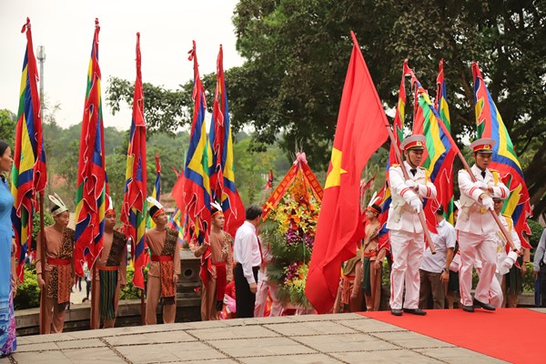 Lễ dâng hương tưởng nhớ các Vua Hùng - Anh 2