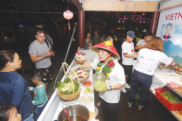 Bế mạc Liên hoan ẩm thực quốc tế Hội An-năm 2019: Thăng hoa cùng tài nghệ của 10 đầu bếp quốc tế - Anh 1