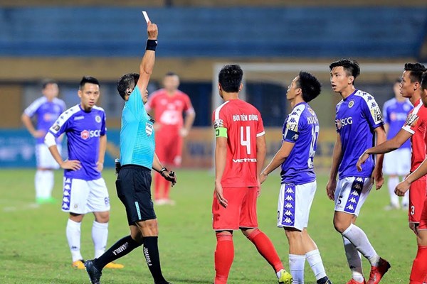 V.League sẽ áp dụng công nghệ VAR: “Vua áo đen” khiến PVF phải hành động - Anh 1