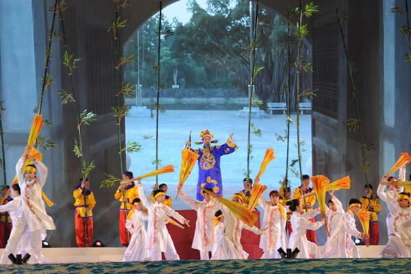 Chủ tịch Quốc hội Nguyễn Thị Kim Ngân dự Lễ công bố thành lập TP Chí Linh - Anh 1