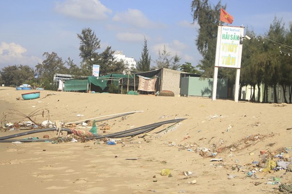 Ngán ngẩm với bãi biển Ninh Chữ ngập rác - Anh 1