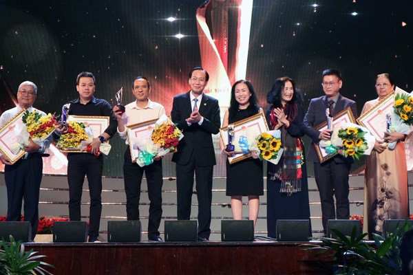 “Được mùa” tác phẩm văn học - nghệ thuật - Anh 1