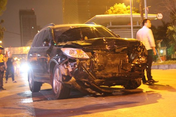 Hà Nội: “Xe điên” tông hàng loạt người và phương tiện rồi bỏ trốn, dân tổ chức truy đuổi - Anh 1