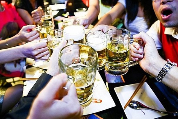 Mỗi người uống 470 chai bia một năm, Việt Nam đạt “quán quân” tiêu thụ bia rượu trên thế giới - Anh 1