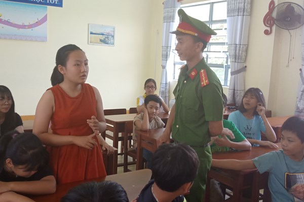 Cô giáo “mở lớp”... chống xâm hại trẻ em - Anh 1