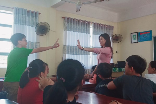 Cô giáo “mở lớp”... chống xâm hại trẻ em - Anh 2