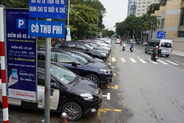 TP.HCM: Điều chỉnh quy trình quản lý đỗ ô tô dưới lòng đường - Anh 1