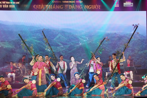 Chương trình nghệ thuật Quà tháng 5 dâng Người: Đêm của những xúc cảm sâu lắng, ngọt ngào - Anh 1
