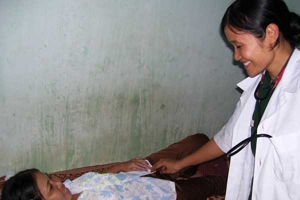 Thầy thuốc ở nơi... “sinh đẻ theo mùa” - Anh 2