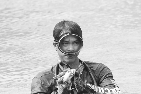 Dầm mình giữa lòng sông săn lộc trời - Anh 2