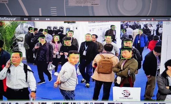 Lập “danh sách đen” khách du lịch thiếu văn minh - Anh 1