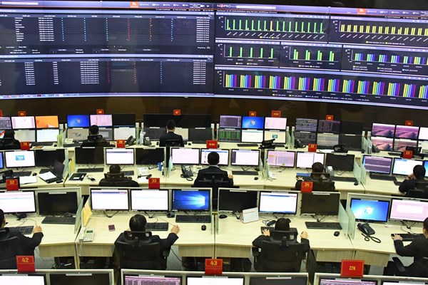 Các nhà mạng chạy đua phục vụ ngày lễ - Anh 1